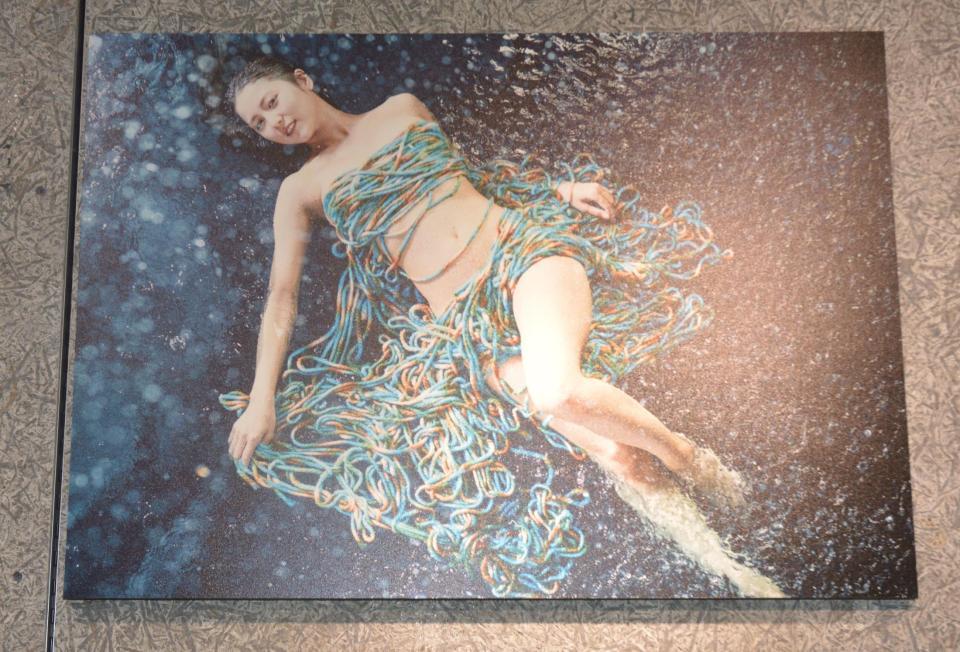 　写真集の発売を記念して開催されている石川恋の写真展の一部作品（10日まで、東京タワー・フットタウン３Ｆ「ＴＯＷＥＲ　ＧＡＬＬＥＲＹ」）