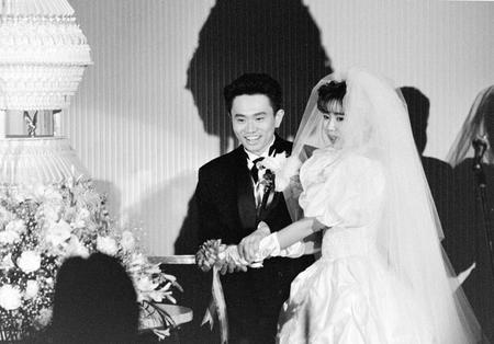 　結婚披露パーティーで新妻小川菜摘（右）とケーキカットをするダウンタウンの浜田雅功＝１９９０年１月３１日、大阪市内