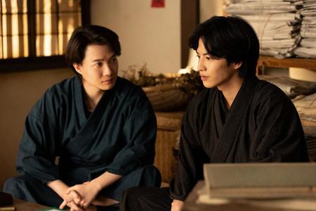 上京してきた竹雄（志尊淳・右）と話す万太郎（神木隆之介）