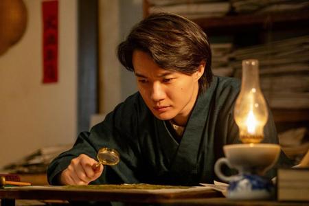 真剣な表情を見せる万太郎（神木隆之介）