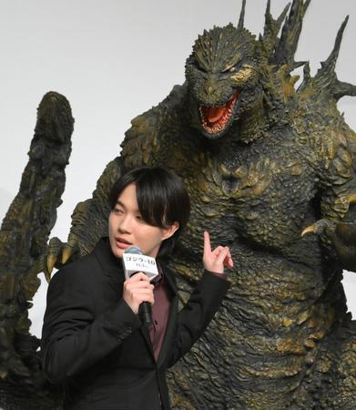 会見に登場したゴジラ像の感想を語る神木隆之介＝東京・日比谷の帝国ホテル（撮影・伊藤笙子）