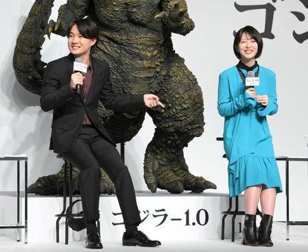 朝ドラに続いて共演することとなった神木隆之介（左）と浜辺美波＝東京・日比谷の帝国ホテル（撮影・伊藤笙子）