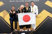 　優勝したガリットチュウの福島善成（左から２番目）　©井賀孝／ＪＩＵ-ＪＩＴＳＵ　ＮＡＶＩ