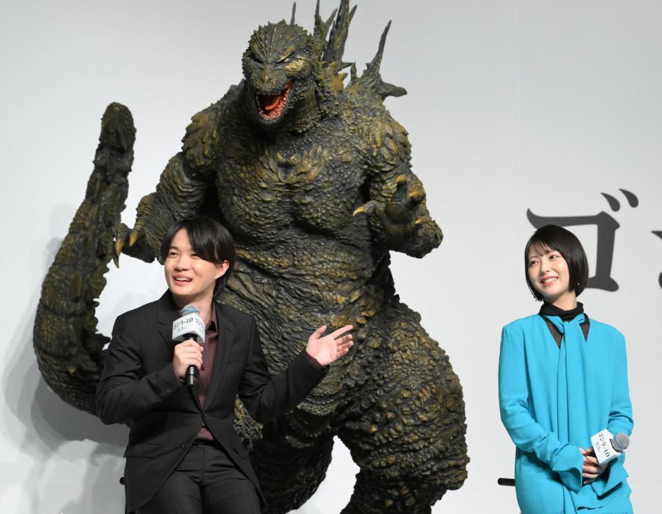 朝ドラよりも先に共演が決まっていたと語る神木隆之介（左）と浜辺美波＝東京・日比谷の帝国ホテル（撮影・伊藤笙子）