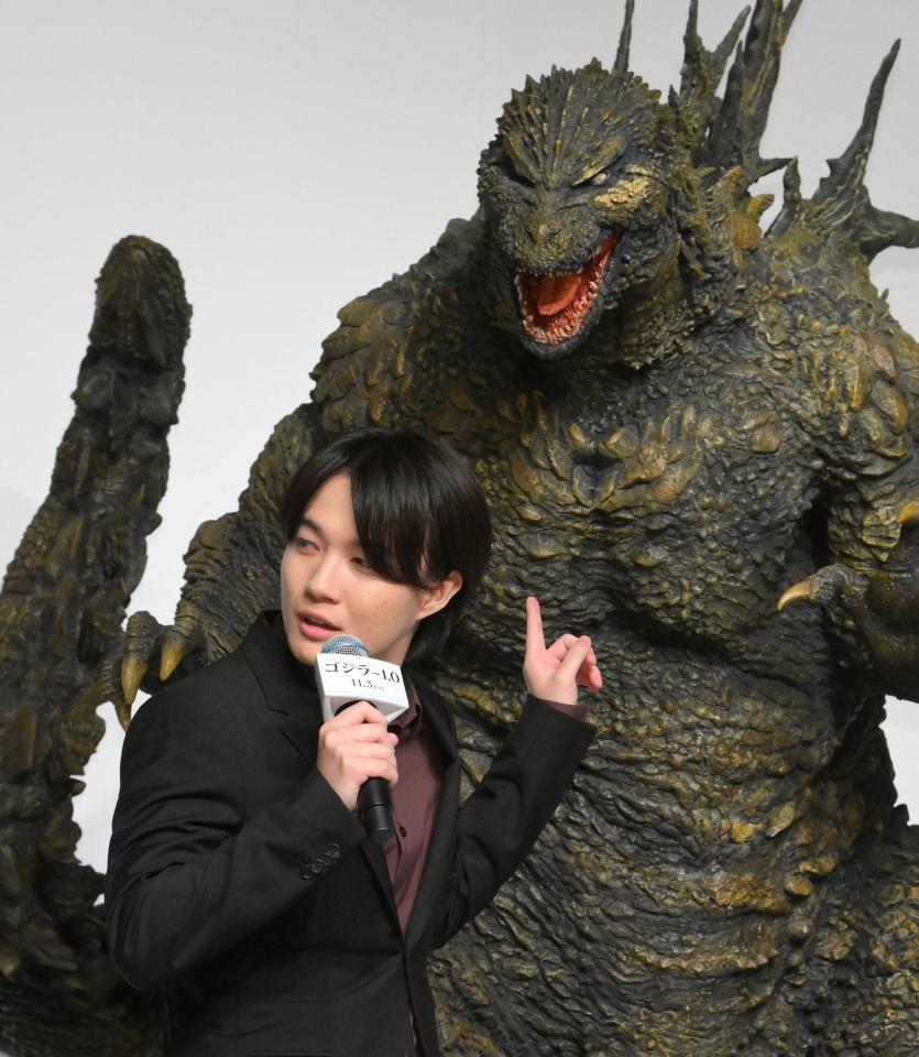 会見に登場したゴジラ像の感想を語る神木隆之介＝東京・日比谷の帝国ホテル（撮影・伊藤笙子）