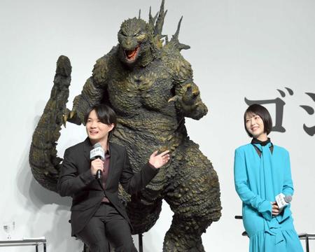 　ゴジラを背に会見する神木隆之介（左）と浜辺美波（撮影・伊藤笙子）