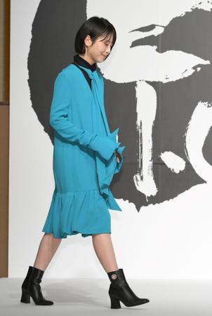 　ターコイズブルーのワンピースで映画「ゴジラ-１．０」完成報告会見に出席した浜辺美波（撮影・伊藤笙子）