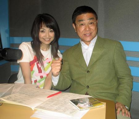 　ラジオ生番組に出演した石川ひとみ（左）と梶原しげる（２００６年撮影）