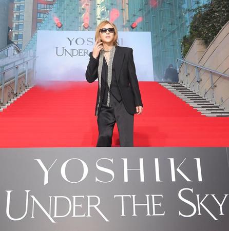 　大階段のレッドカーペットを歩いて降りるＹＯＳＨＩＫＩ（撮影・佐藤厚）