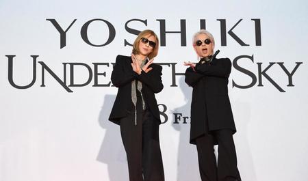 　笑顔でポーズを取るＹＯＳＨＩＫＩ（左）とＨＹＤＥ（撮影・佐藤厚）