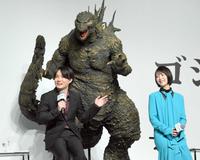 　ゴジラを背に会見する神木隆之介（左）と浜辺美波（撮影・伊藤笙子）