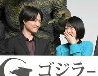 　フォトセッションで向かい合う神木隆之介（左）と浜辺美波（撮影・伊藤笙子）