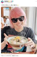 手越祐也 夏休み中の姿 ド派手ピンク髪＆サングラス ラーメン店で
