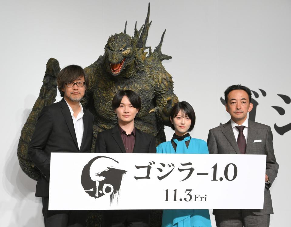 映画「ゴジラ-１．０」完成報告会見に出席した（左から）山崎貴監督、神木隆之介、浜辺美波、市川南氏＝東京・日比谷の帝国ホテル（撮影・伊藤笙子）