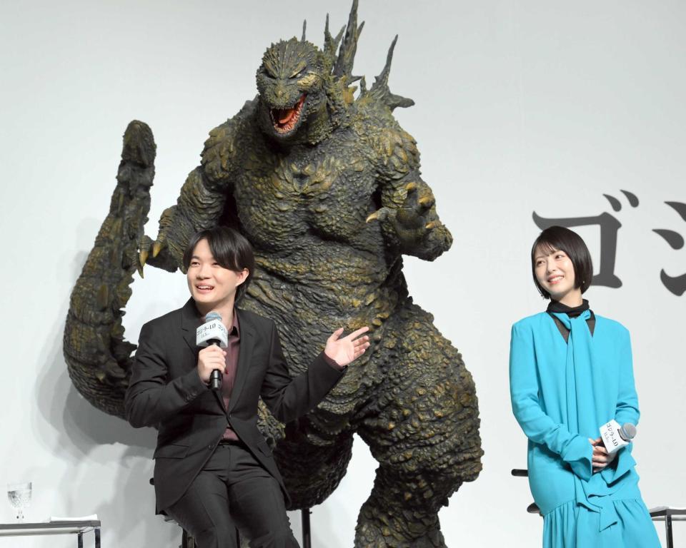 　ゴジラを背に会見する神木隆之介（左）と浜辺美波（撮影・伊藤笙子）