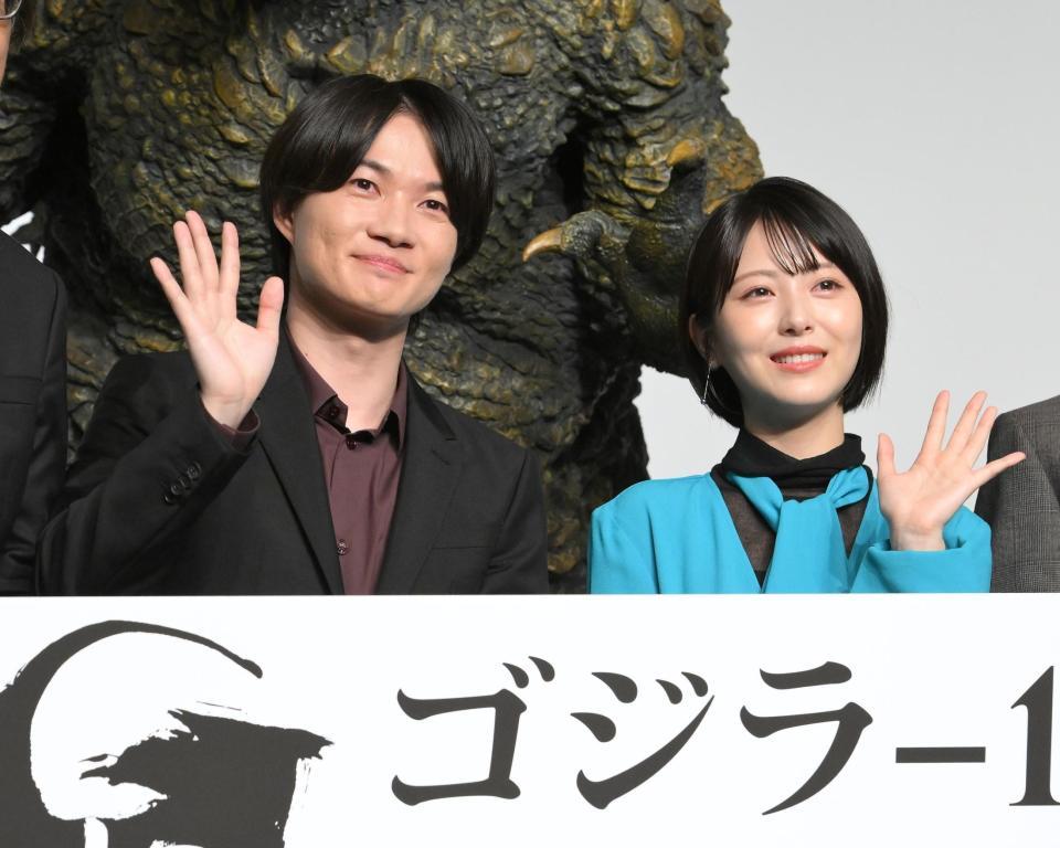 映画「ゴジラ-１．０」完成報告会見に出席した神木隆之介（左）と浜辺美波（撮影・伊藤笙子）