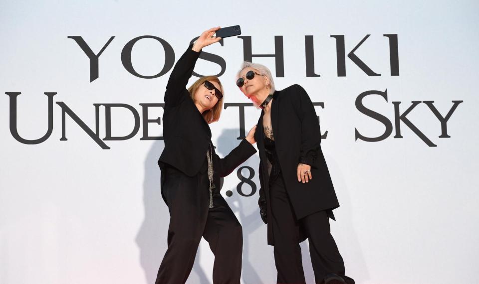 　ＨＹＤＥ（右）との２ショットを自撮りするＹＯＳＨＩＫＩ（撮影・佐藤厚）