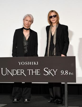 　ジャパンプレミアに出席したＹＯＳＨＩＫＩ（右）とＨＹＤＥ（撮影・佐藤厚）