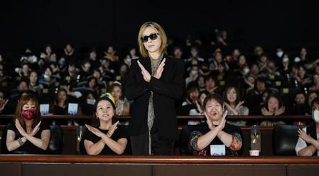 　観客と一緒に写真を撮るＹＯＳＨＩＫＩ（撮影・佐藤厚）