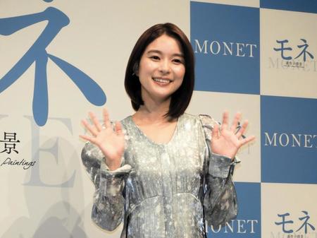 　ワンピース姿で笑顔で手を振る芳根京子