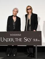 　ジャパンプレミアに出席したＹＯＳＨＩＫＩ（右）とＨＹＤＥ（撮影・佐藤厚）