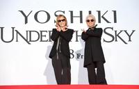 　笑顔でポーズを取るＹＯＳＨＩＫＩ（左）とＨＹＤＥ（撮影・佐藤厚）