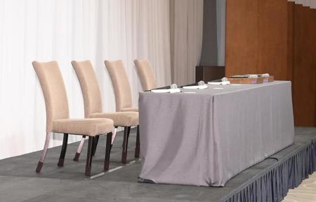 　ジャニーズ事務所の会見が開かれる会見場には４つの椅子が用意された（撮影・伊藤笙子）