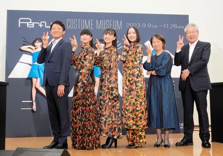 　内覧会に出席した（左から）齋藤元彦兵庫県知事、Ｐｅｒｆｕｍｅ・かしゆか、あ～ちゃん、のっち、（一人置いて）神戸新聞社・高梨柳太郎社長
