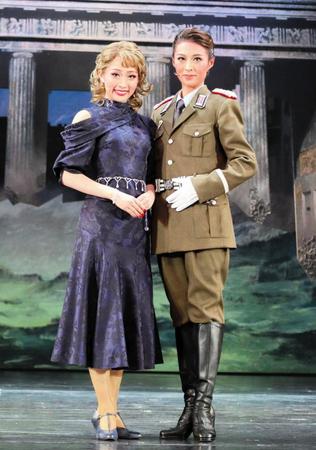 　ラストチャンスをつかみ、月組「フリューゲル」新人公演で主演した瑠皇りあ（右）と花妃舞音