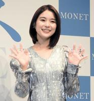 　ワンピース姿で笑顔で手を振る芳根京子