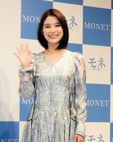 　ワンピース姿で笑顔で手を振る芳根京子