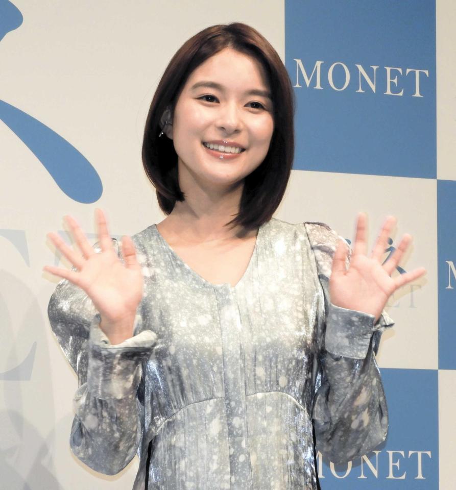 　ワンピース姿で笑顔で手を振る芳根京子