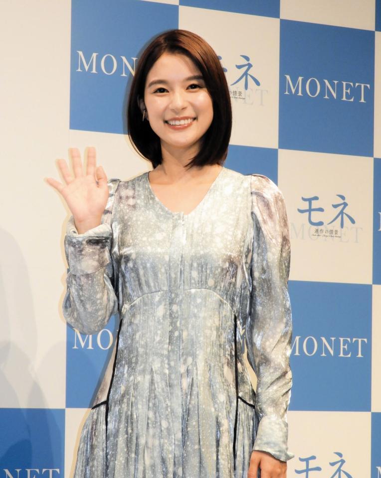 　ワンピース姿で笑顔で手を振る芳根京子