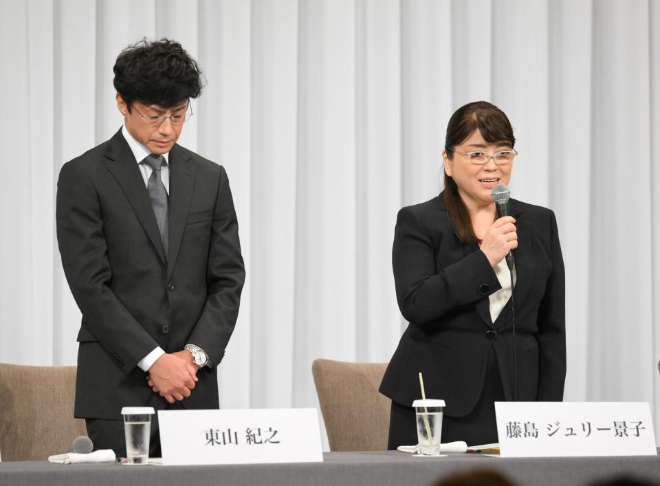 　会見を行ったジャニーズ事務所・東山紀之新社長（左）と藤島ジュリー景子前社長（撮影・伊藤笙子）