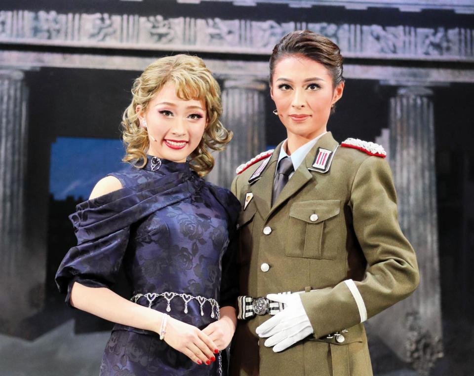 　ラストチャンスをつかみ、月組「フリューゲル」新人公演で主演した瑠皇りあ（右）と花妃舞音