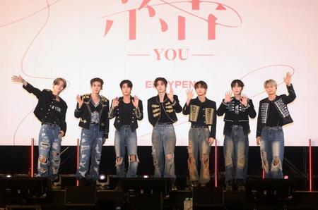 　フォトコールを終えて手を振るＥＮＨＹＰＥＮの（左から）ＮＩ－ＫＩ、ＨＥＥＳＥＵＮＧ、ＪＡＫＥ、ＳＵＮＧＨＯＯＮ、ＪＵＮＧＷＯＮ、ＳＵＮＯＯ、ＪＡＹ（撮影・堀内翔）