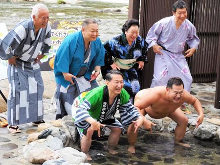 　関係者と「履いてますよ！」ポーズで笑顔のとにかく明るい安村（前列右）と鳥取県の平井伸治知事（前列左）