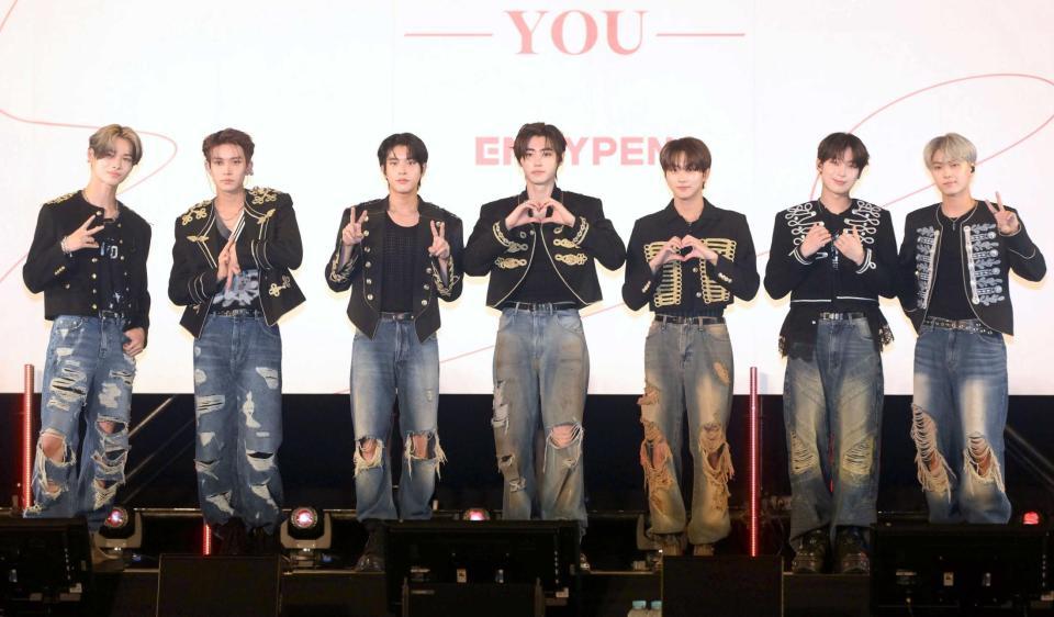 　イベントを行ったＥＮＨＹＰＥＮ。（左から）ＮＩ－ＫＩ、ＨＥＥＳＥＵＮＧ、ＪＡＫＥ、ＳＵＮＧＨＯＯＮ、ＪＵＮＧＷＯＮ、ＳＵＮＯＯ、ＪＡＹ（撮影・堀内翔）