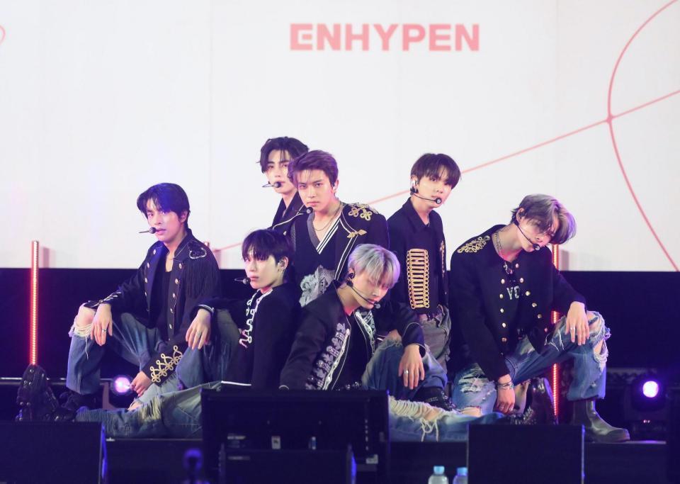 　ミニライブを披露したＥＮＨＹＰＥＮ（撮影・堀内翔）