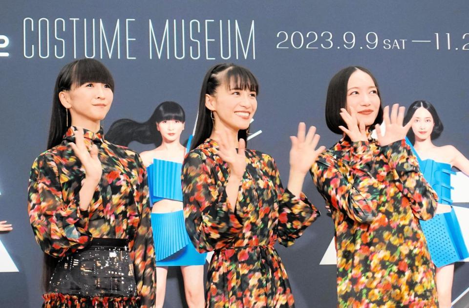 　ほっそり手首で手を振るＰｅｒｆｕｍｅの（左から）かしゆか、あ～ちゃん、のっち