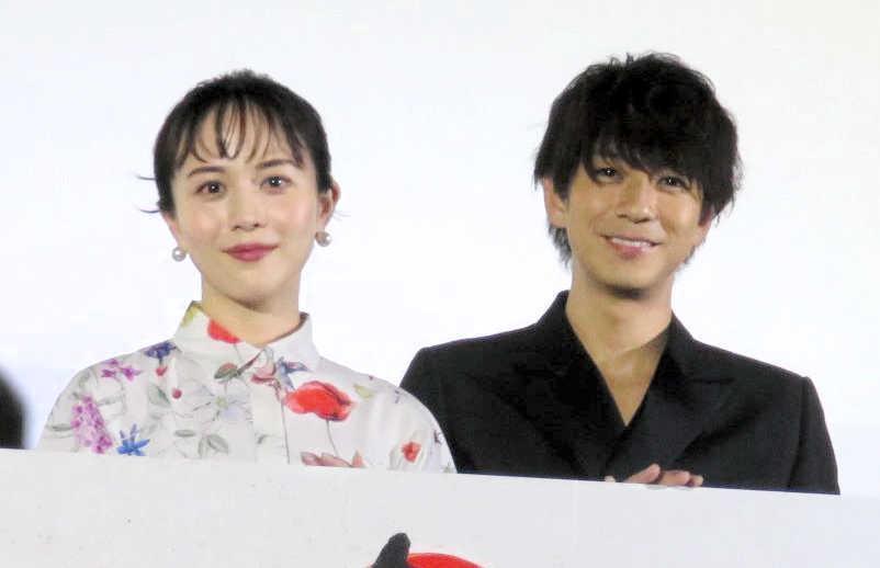 　舞台挨拶した比嘉愛未（左）と三浦翔平