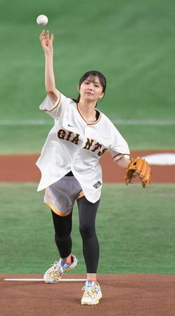 　始球式でノーバウンド投球を見せた声優の駒形友梨＝８日