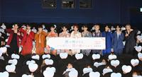 　ファンと一緒にポーズをきめる（左から）佐藤景瑚、鶴房汐恩、木全翔也、豆原一成、川西拓実、白岩瑠姫、河野純喜、川尻蓮、金城碧海、大平祥生、與那城奨（撮影・金田祐二）