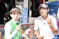 　播州地方の名物を堪能する石田純一（右）と東尾理子