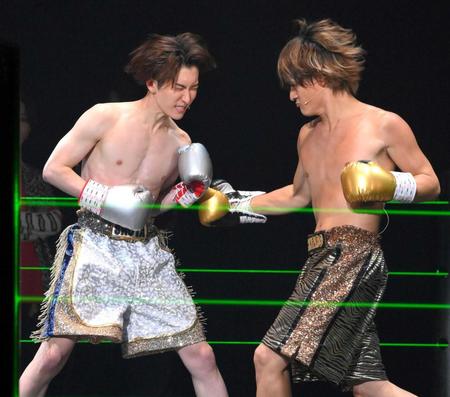 　ボクシングシーンを熱演するＳｎｏｗ　Ｍａｎ・渡辺翔太（左）とＳｉｘＴＯＮＥＳ・森本慎太郎（撮影・伊藤笙子）