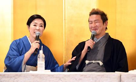 　初めて夫婦役を演じる中村獅童（右）と寺島しのぶ（撮影・佐藤厚）