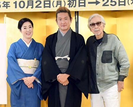 　初の夫婦役を演じる寺島しのぶ（左）と中村獅童。右は演出の山田洋次氏（撮影・佐藤厚）