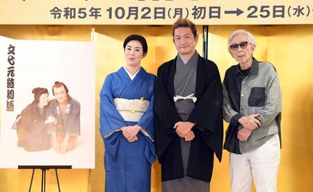 　脚本、演出の山田洋次監督（右）と初の夫婦役の中村獅童（中）、寺島しのぶ（左）＝撮影・佐藤厚