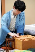 　対局に臨む藤井聡太七冠＝日本将棋連盟提供