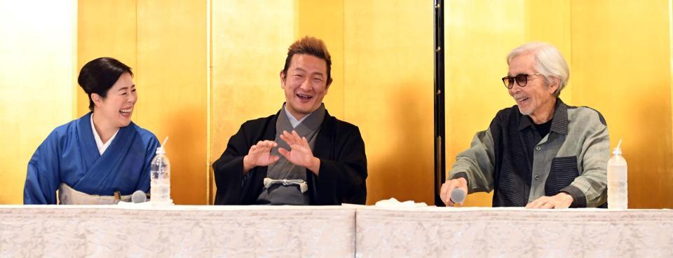 　爆笑する（右から）山田洋次監督、中村獅童、寺島しのぶ（撮影・佐藤厚）